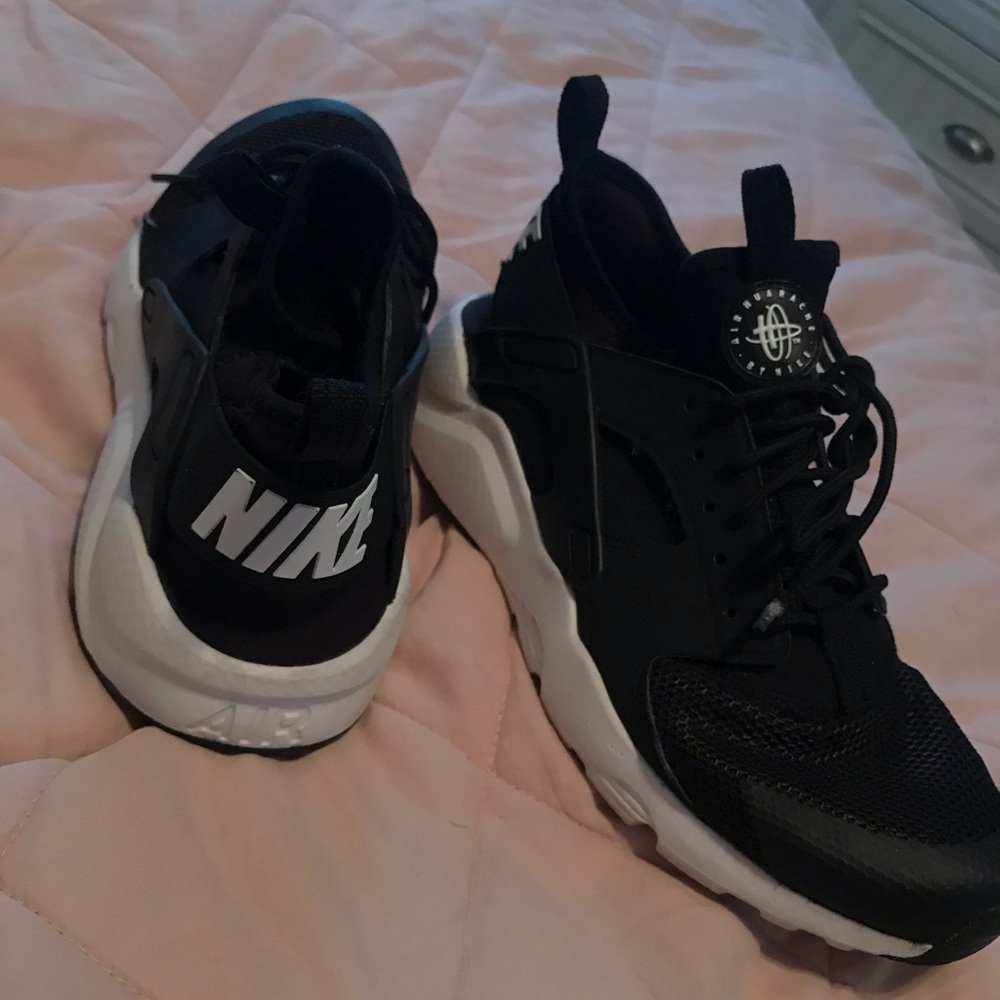 NIKE HUARACHES